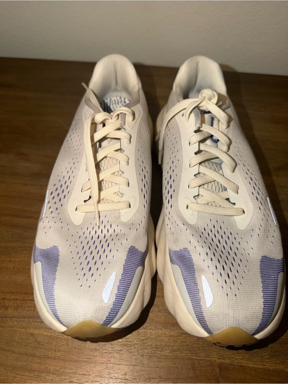 Men's Athletic Running Shoes in Light Beige with Lavender Accents